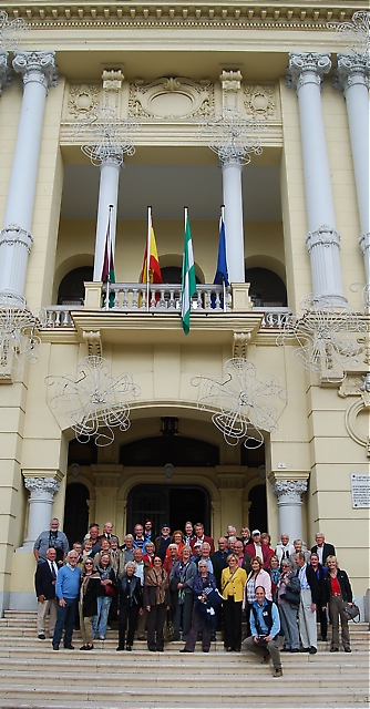 Deltagarna i Sydkustens tvådagarsresa utanför rådhuset i Málaga.